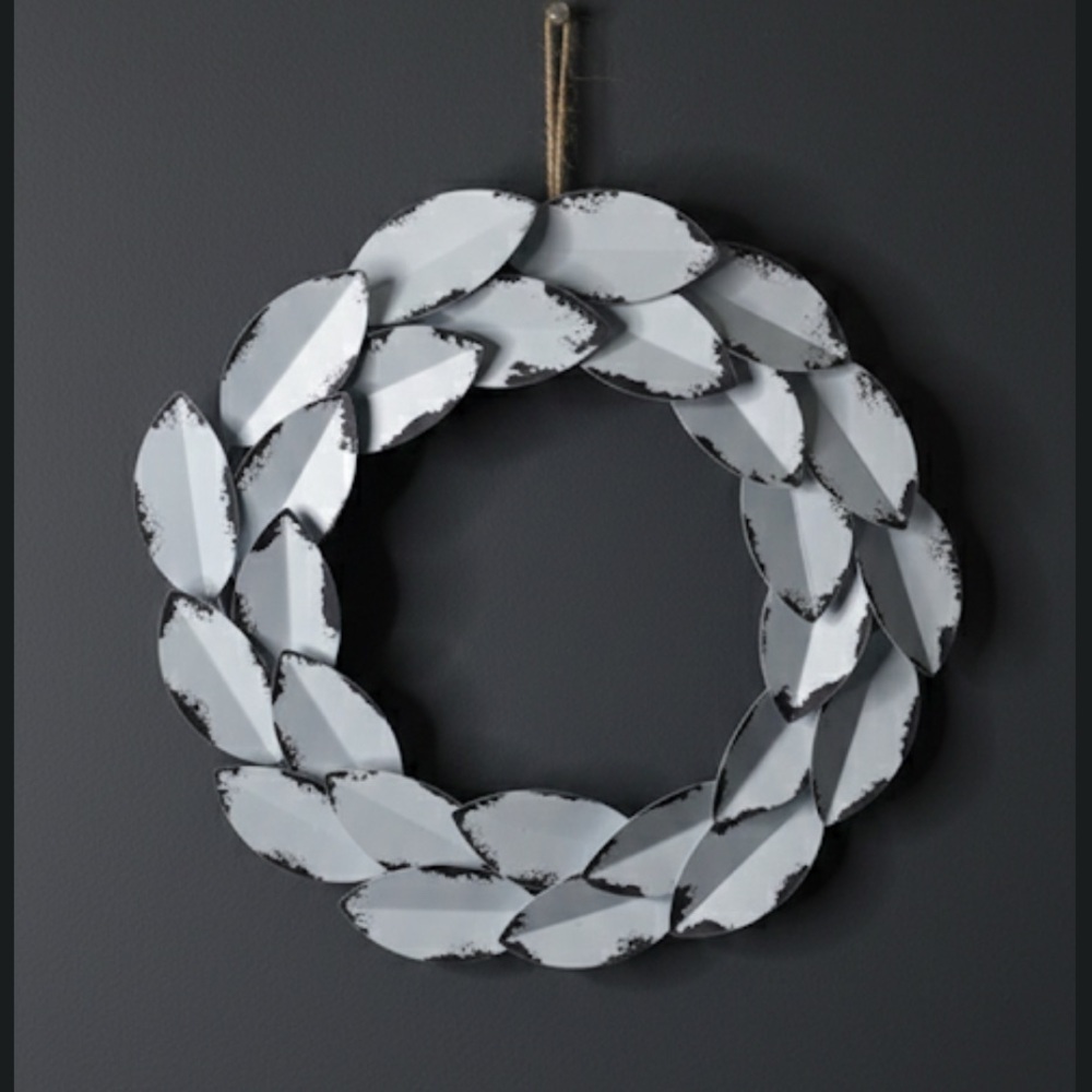 Farmhouse distressed metal wall wreath‎ decor